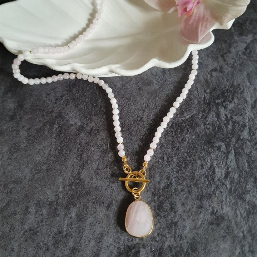 Růženínový náhrdelník s přívěskem