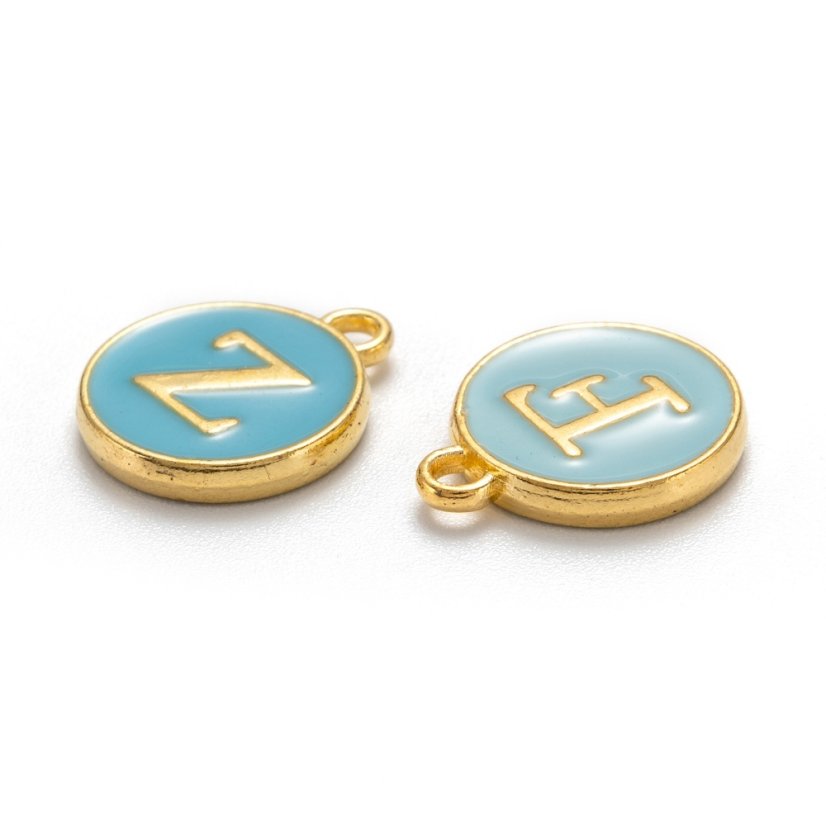 Fém medál W betűvel, türkiz, 14x12x2 mm