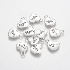 Kovový přívěšek "Mom" 18x15x3 mm