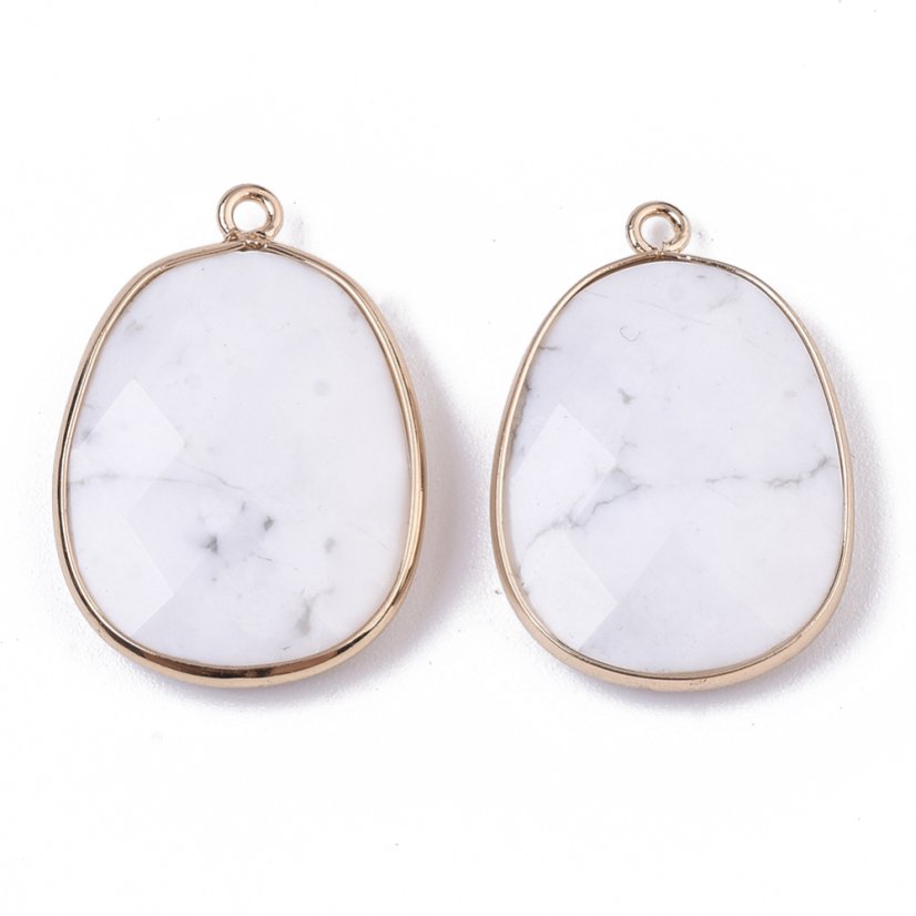 Přívěsek z broušeného howlitu s hranou z mosazi, 25x17x5 mm