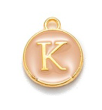 Kovový prívesok s písmenom K, krémový, 14x12x2 mm