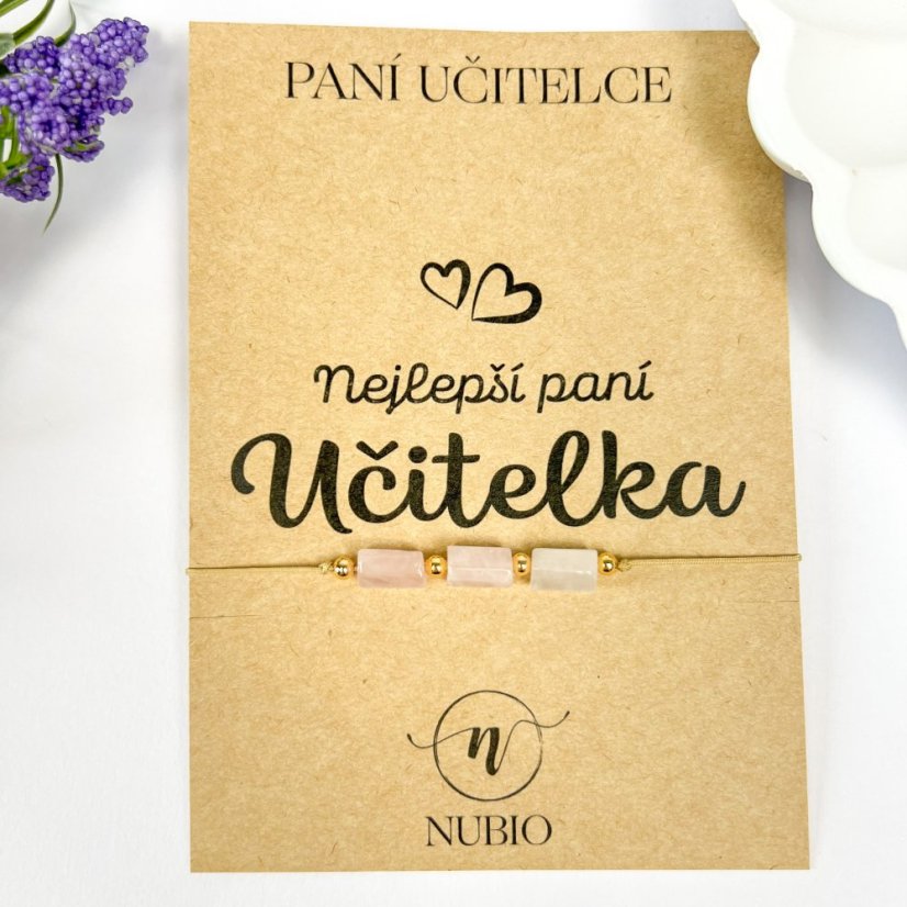Dárková karta pro paní učitelku s náramkem s válečky z růženínu Dárková karta pro paní učitelku s náramkem s válečky z růženínu