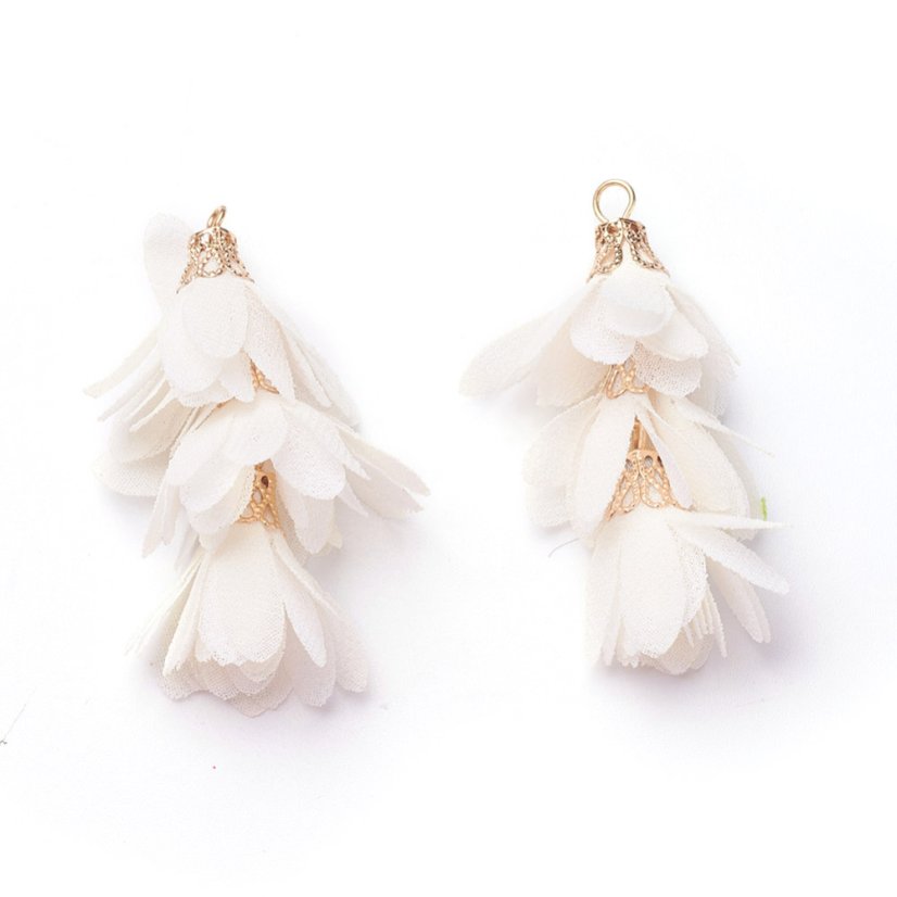 Bílý střapec 50~52x22~28mm s propojovacím kroužkem 2mm