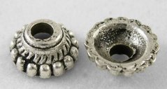 Kovový kaplík hluboký stříbrný 8x8x3 mm, průvlek 1,5 mm