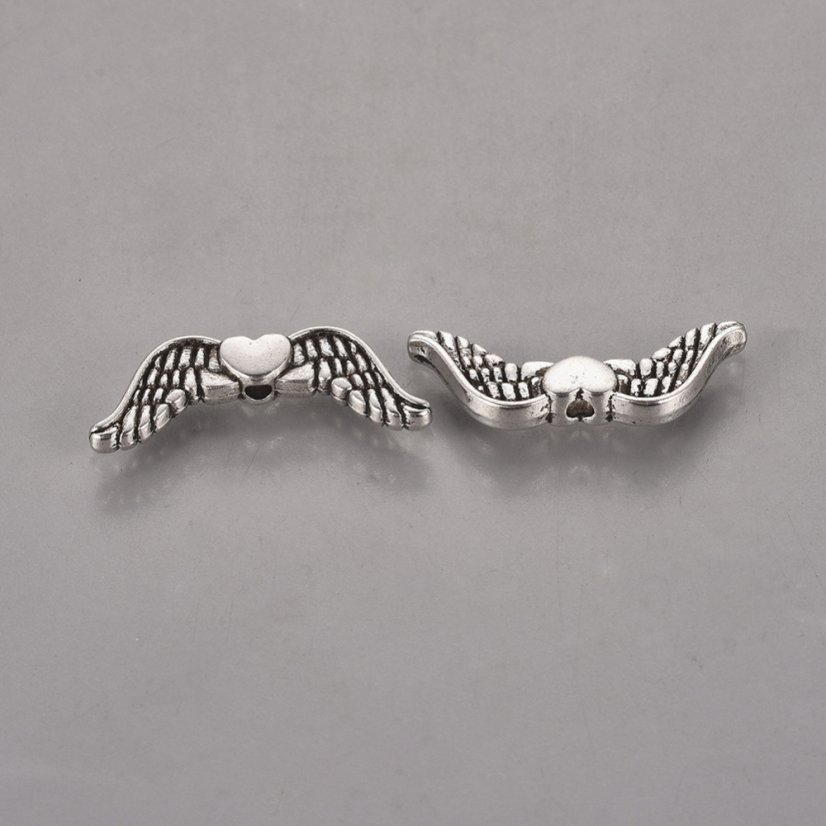 Kovový oddeľovač krídla so srdiečkom, strieborné, 20x7mm