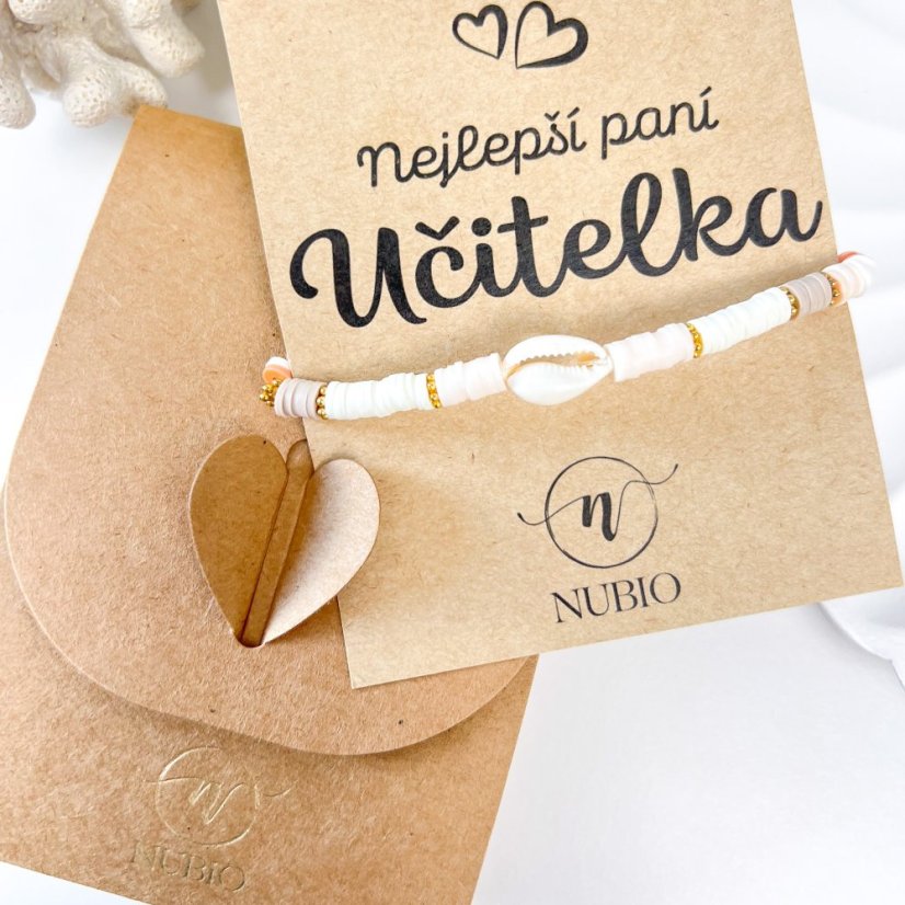 Dárková karta pro paní učitelku se šnůrkovým náramkem s kauri mušlí a heishi korálky