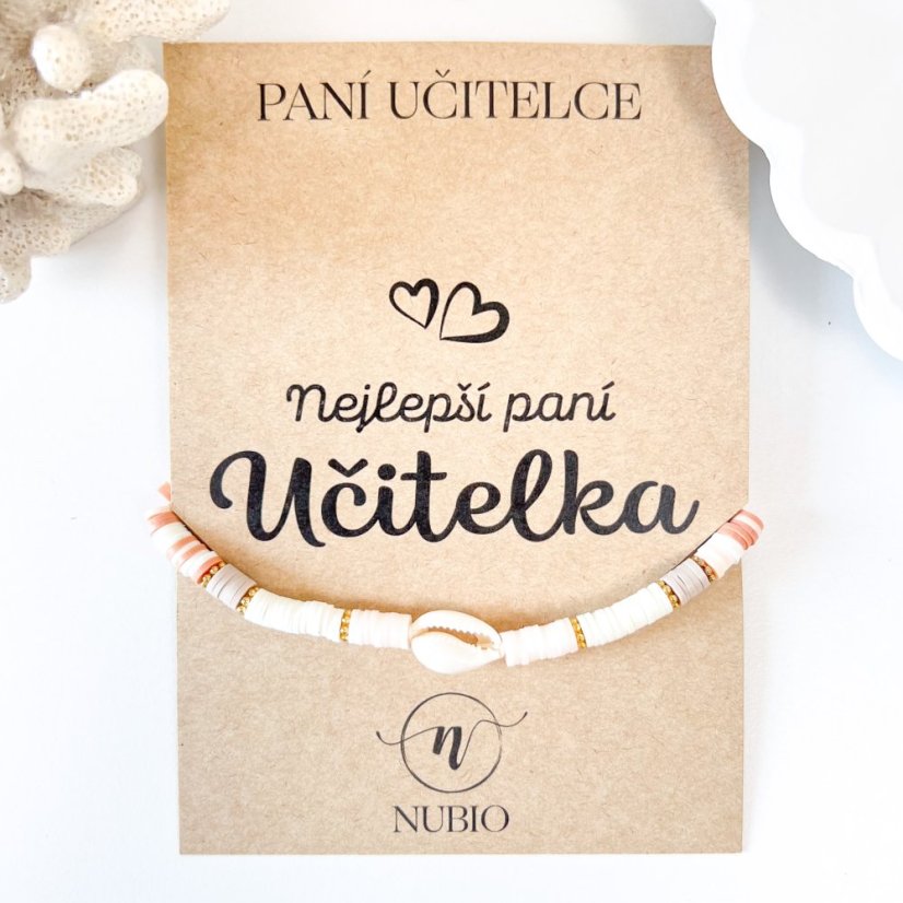 Dárková karta pro paní učitelku se šnůrkovým náramkem s kauri mušlí a heishi korálky
