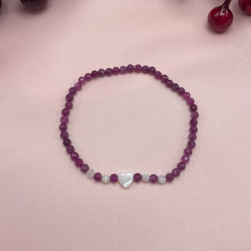 Náramek z rubínu, měsíčního kamene a perleťového srdíčka