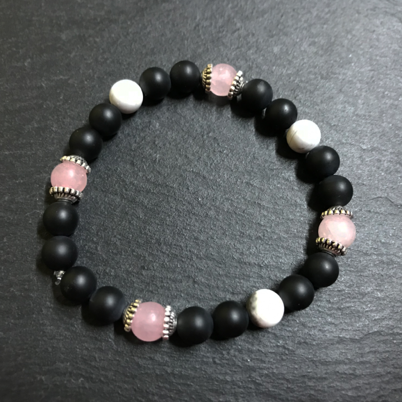 Armband aus Achat, Rosenquarz und Howlith mit Perlenkappen
