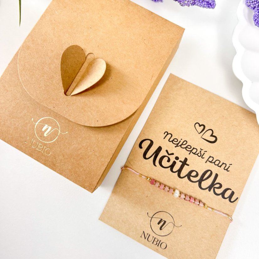 Dárková karta pro paní učitelku se šnůrkovým náramkem z rodonitu a říční perličky