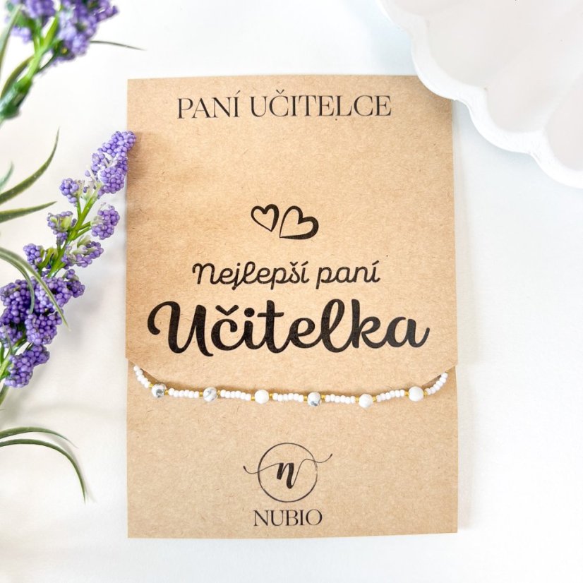 Dárková karta pro paní učitelku se šnůrkovým náramkem s howlitem a skleněnými korálky