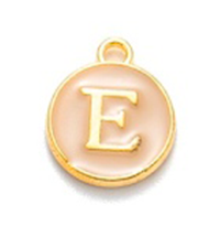Metallanhänger mit dem Buchstaben E, cremefarben, 14x12x2 mm