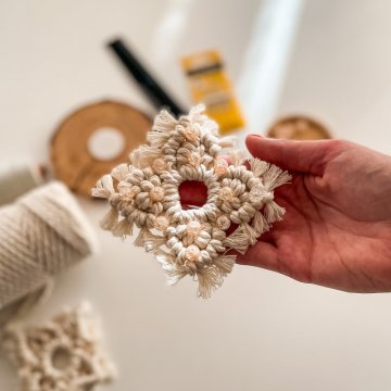 Macramé vánoční ozdoba s korálky – hvězda