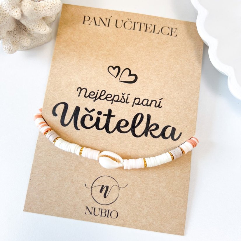 Dárková karta pro paní učitelku se šnůrkovým náramkem s kauri mušlí a heishi korálky