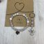 Geschenkkarte mit Armband und Schlüsselanhänger aus Rosenquarz, Opalit und Howlith - ein Geschenk zum Valentinstag
