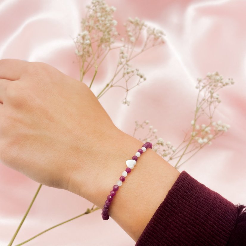 Náramek z rubínu, měsíčního kamene a perleťového srdíčka