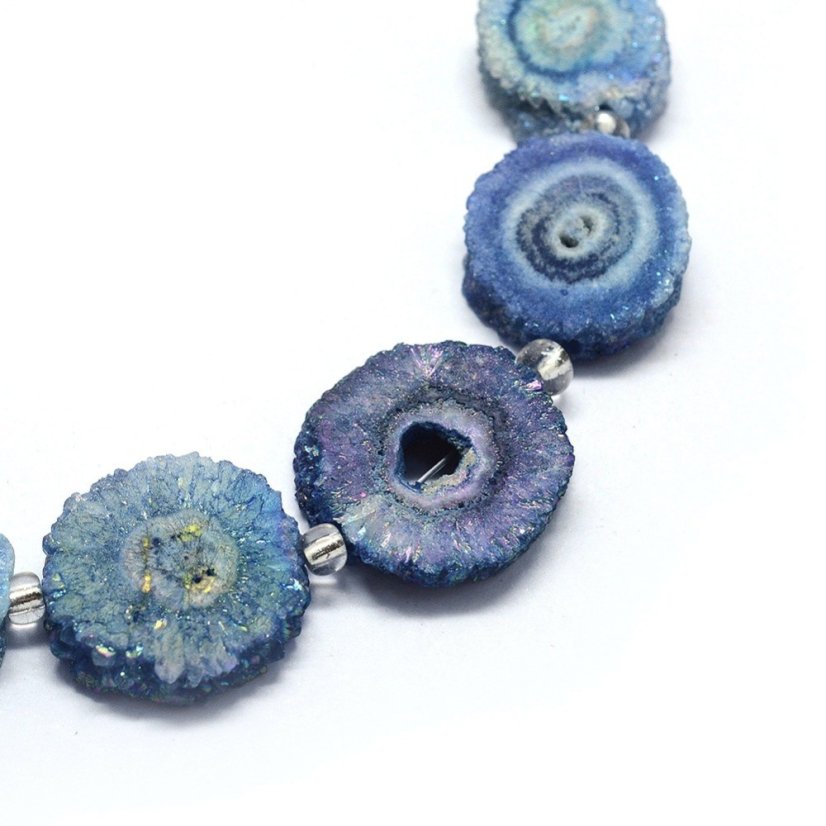 Drúza z přírodního křišťálu, nuget 14~22x13~20 mm, tm. modrá