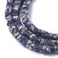 Heishi gyöngyök szintetikus regalitból , kék, 3~3.5x3~3.5x1.7~2.5mm
