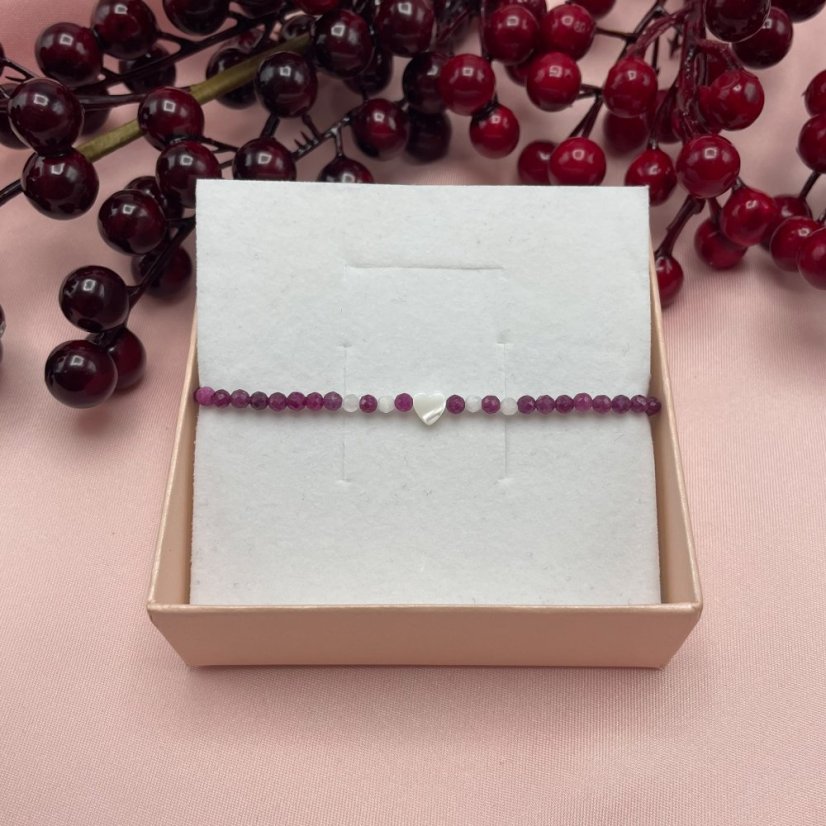 Náramek z rubínu, měsíčního kamene a perleťového srdíčka