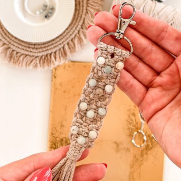 Macramé kľúčenka s minerálnymi korálkami