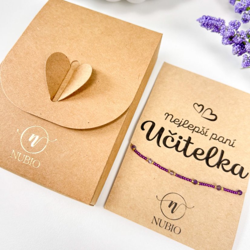 Dárková karta pro paní učitelku se šnůrkovým náramkem s ametystem a skleněnými korálky