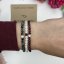 Geschenkkarte mit minimalistischem Armband aus Spinell und Mondstein