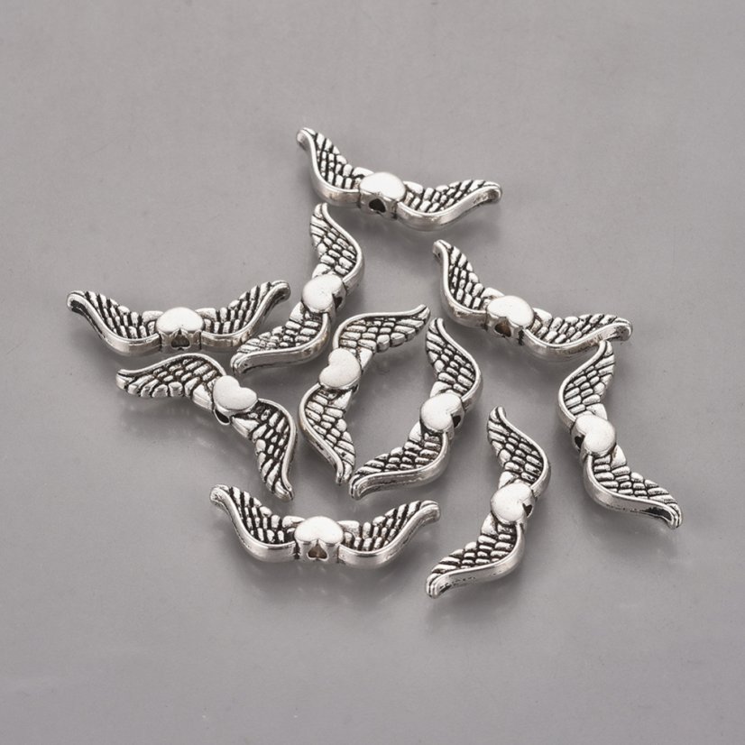 Kovový oddeľovač krídla so srdiečkom, strieborné, 20x7mm