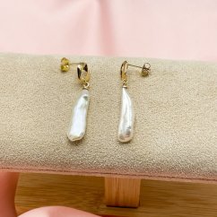 Ohrringe mit einer Biwa Perle