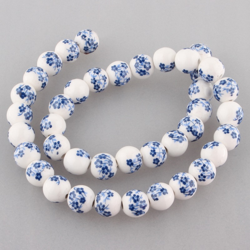 Kerámia gyöngyök virággal - fehér-kék, 8 mm
