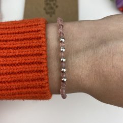 Geschenkkarte für Mama - minimalistisches Armband aus Erdbeerquarz und Granat