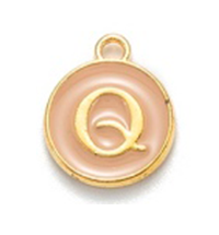 Fém medál Q betűvel, krémszínű, 14x12x2 mm