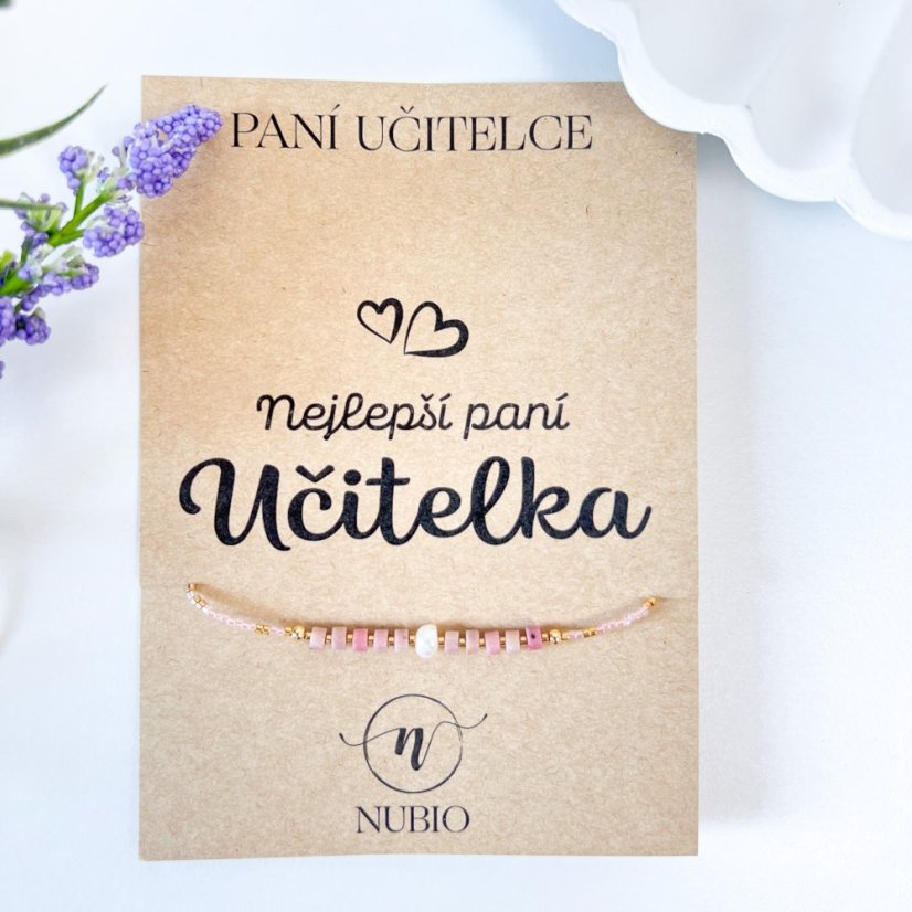 Dárková karta pro paní učitelku se šnůrkovým náramkem z rodonitu a říční perličky