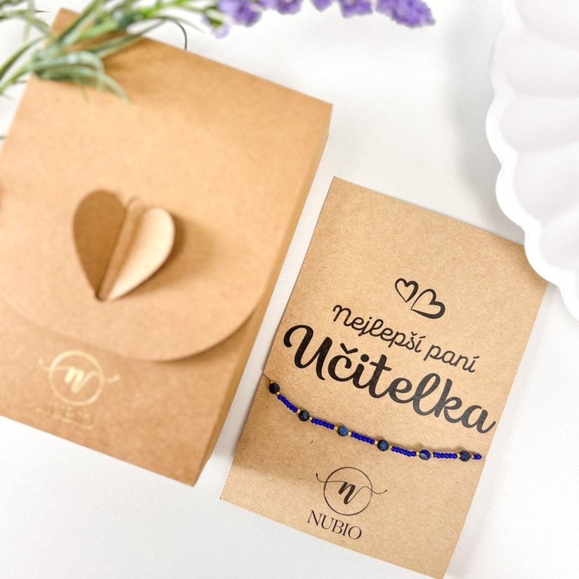 Dárková karta pro paní učitelku se šnůrkovým náramkem s lapisem lazuli a skleněnými korálky
