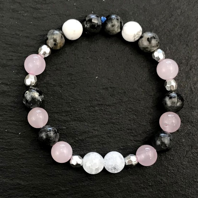Náramek z labradoritu, howlitu a růženínu