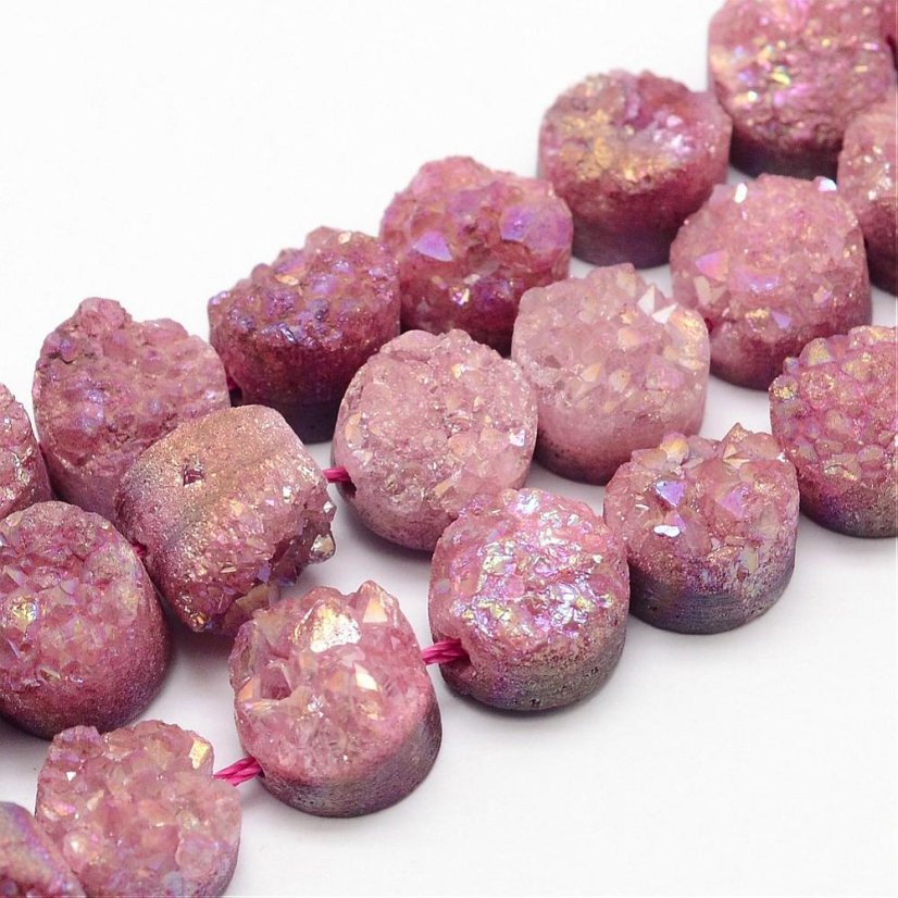 Természetes kristályból készült 7~12x5~10 mm-es, órózsaszín bevonatos drúza