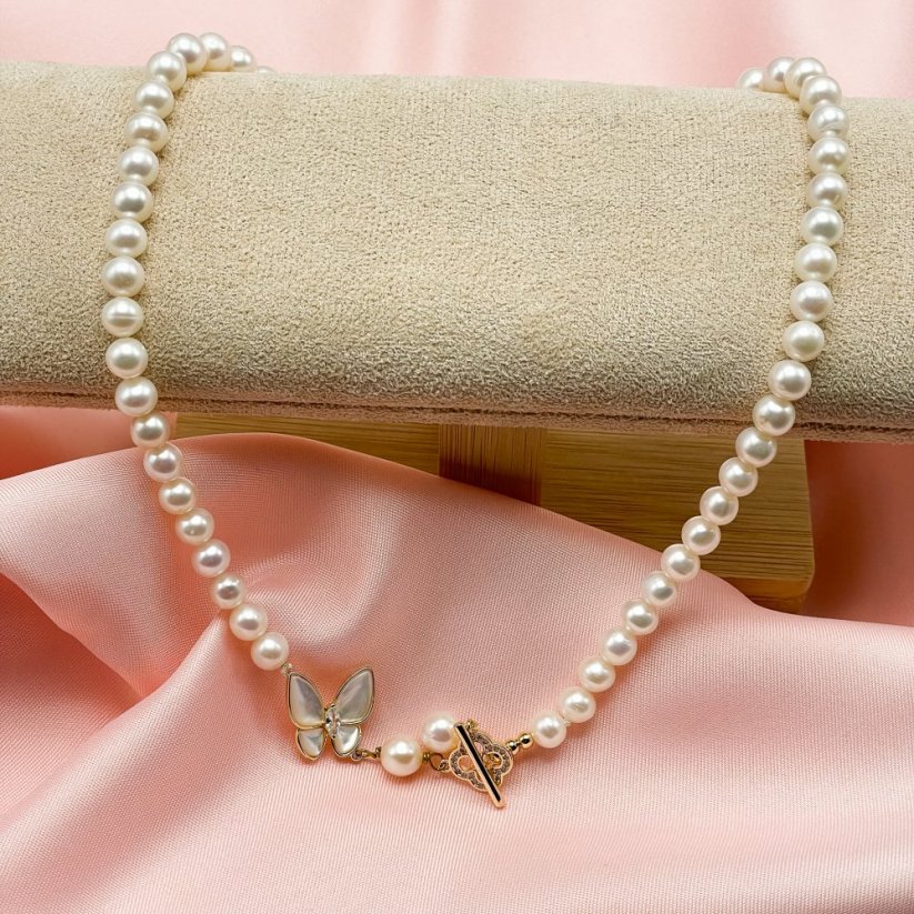 Náhrdelník z riečnych perál s perleťovým motýlikom